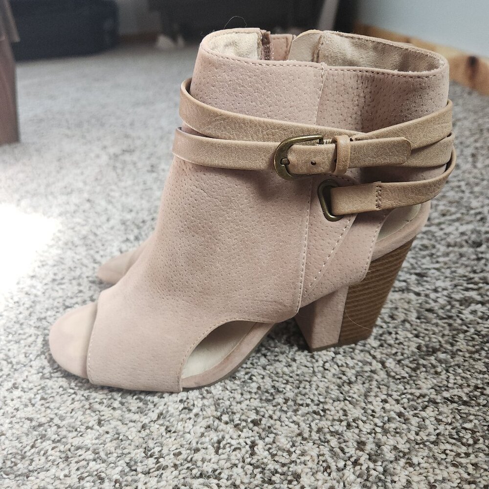 White mountain heels